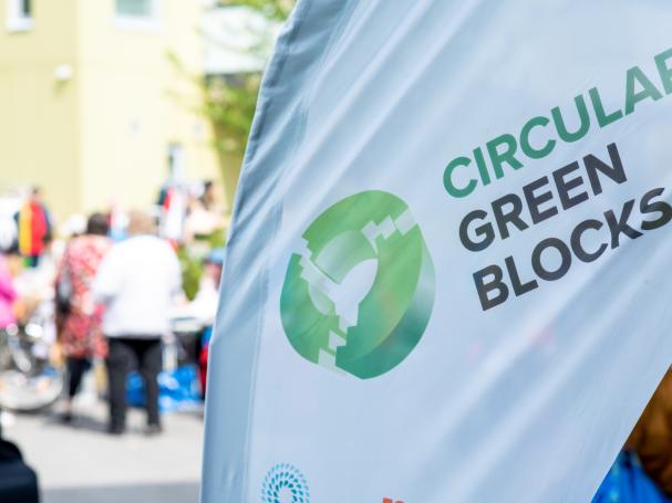 Kuva Circular Green Blocks -hankkeen tapahtumasta taloyhtiön pihalla.