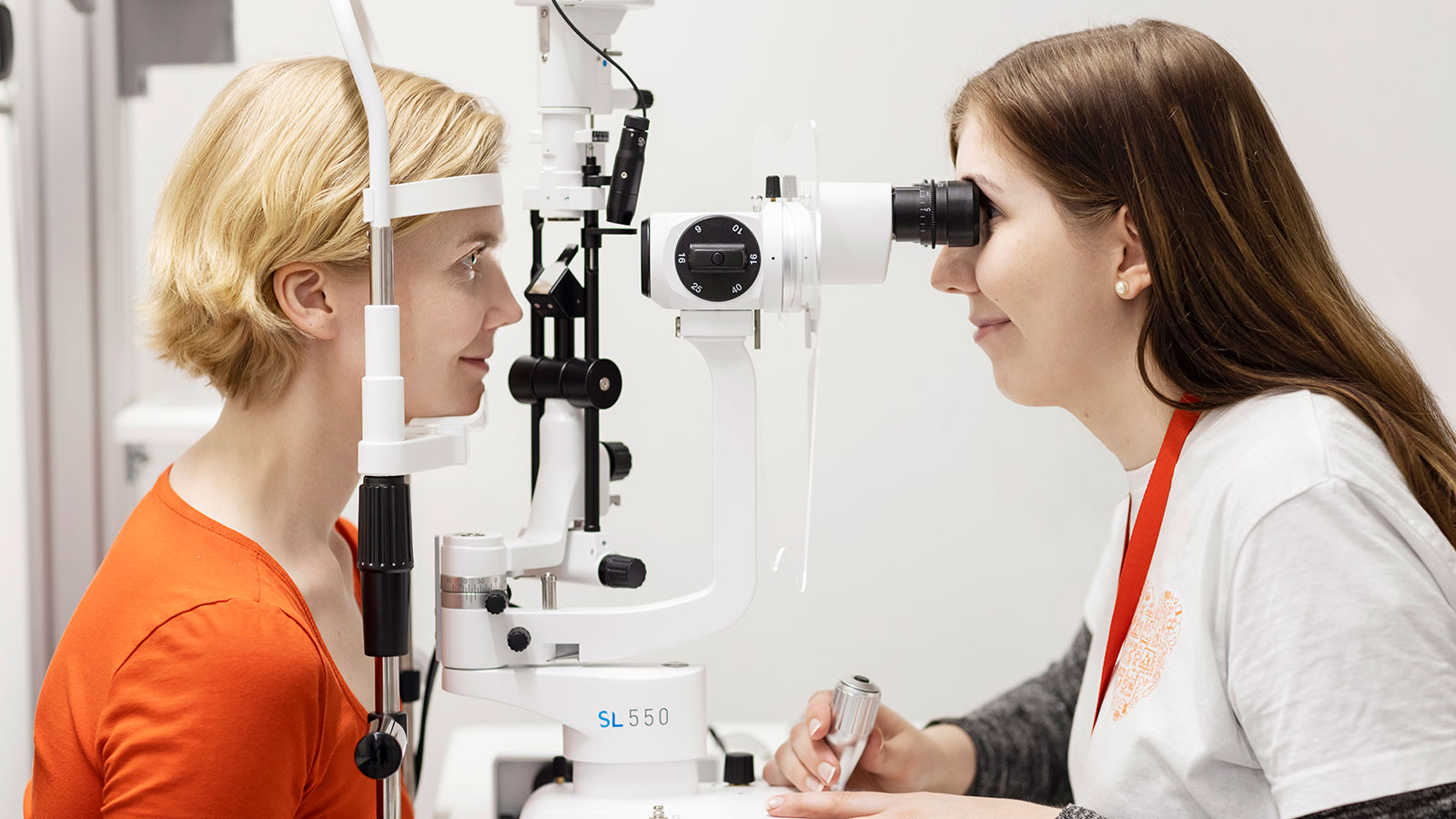 Optometrist student examines the client's eyes.