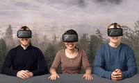 Kolme ihmistä virtuaalitodellisuus-lasit päässä