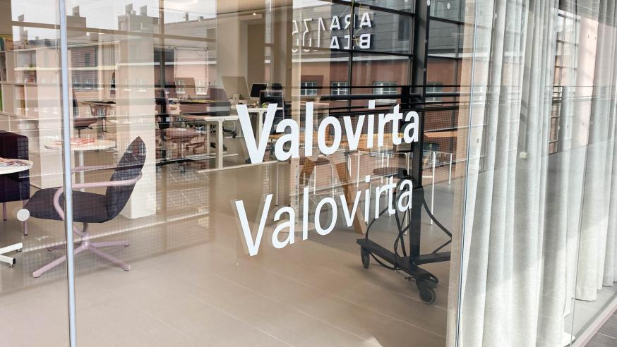 Valovirran toimisto ikkunan läpi nähtynä, kuvassa teksti Valovirta kaksi kertaa.