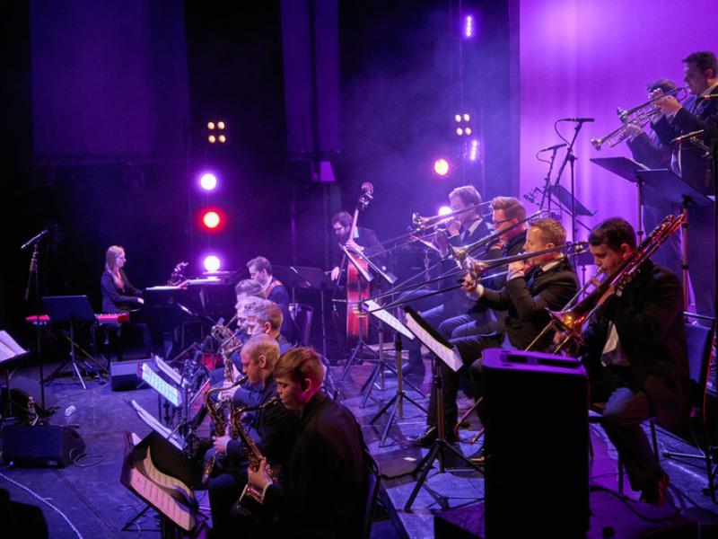 Metropolia Big Band esiintyy, puhallinsektio etualalla, takana kosketinsoittaja ja kontrabasso.